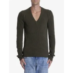 V-neckline jumper