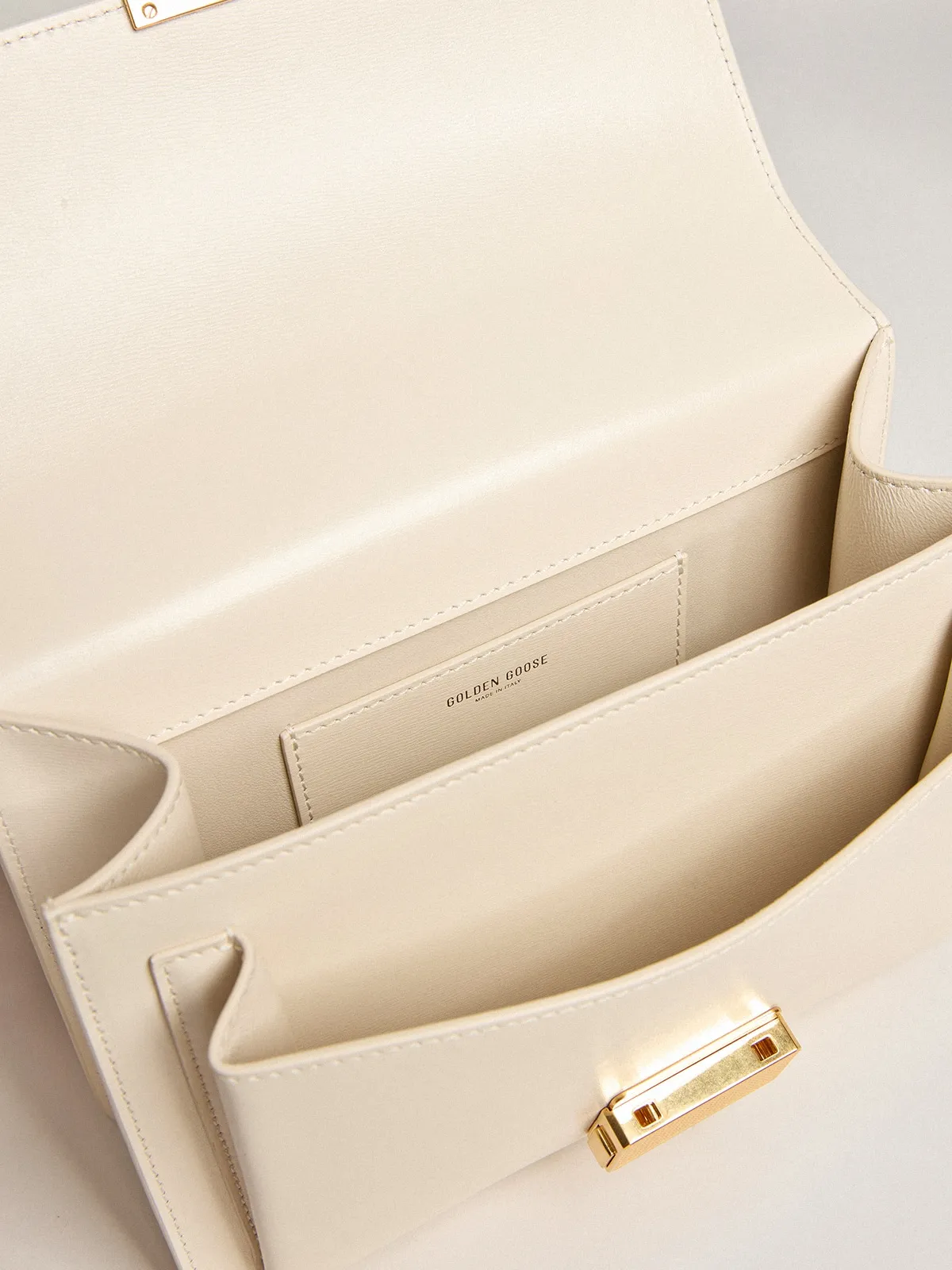 Venezia Bag in butter-colored boarded leather with gold details